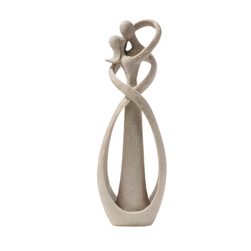 Paar umarmt Statue